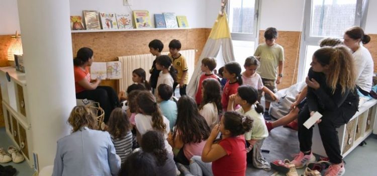 L’escola Garigot, “una escola que batega”, inaugura la seva nova biblioteca